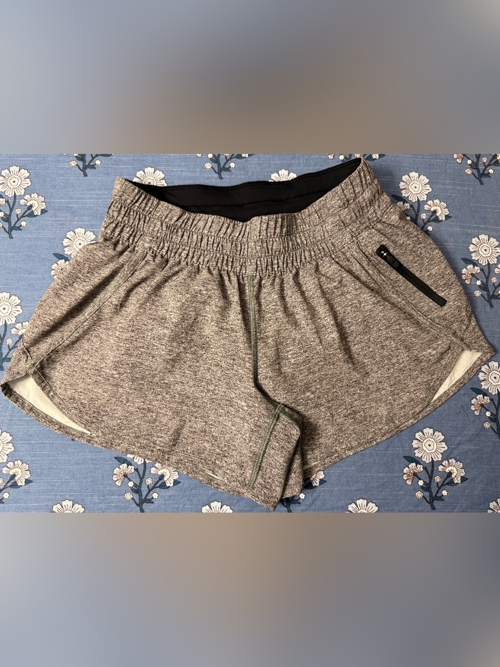 Lululemon Tracker Short 4” – Women’s Size 6 – Heather Black/Heathered Gray – EUC